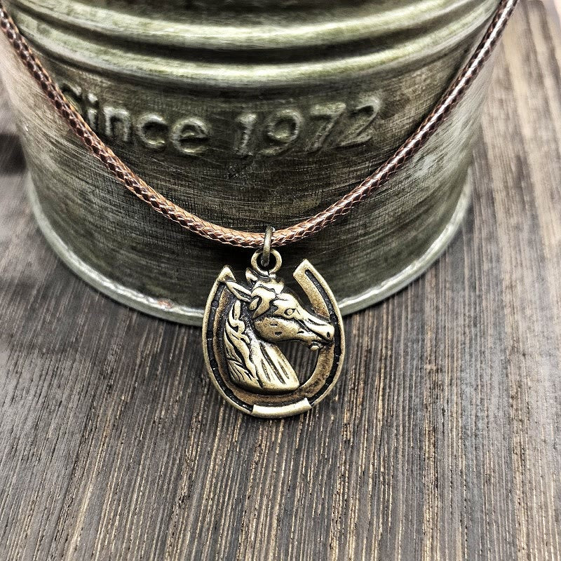 Vintage Horse Head Horseshoe Pattern Metal Pendant Necklace - image 3