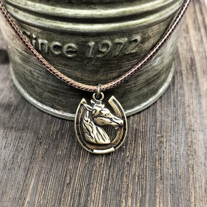 Vintage Horse Head Horseshoe Pattern Metal Pendant Necklace - image 3